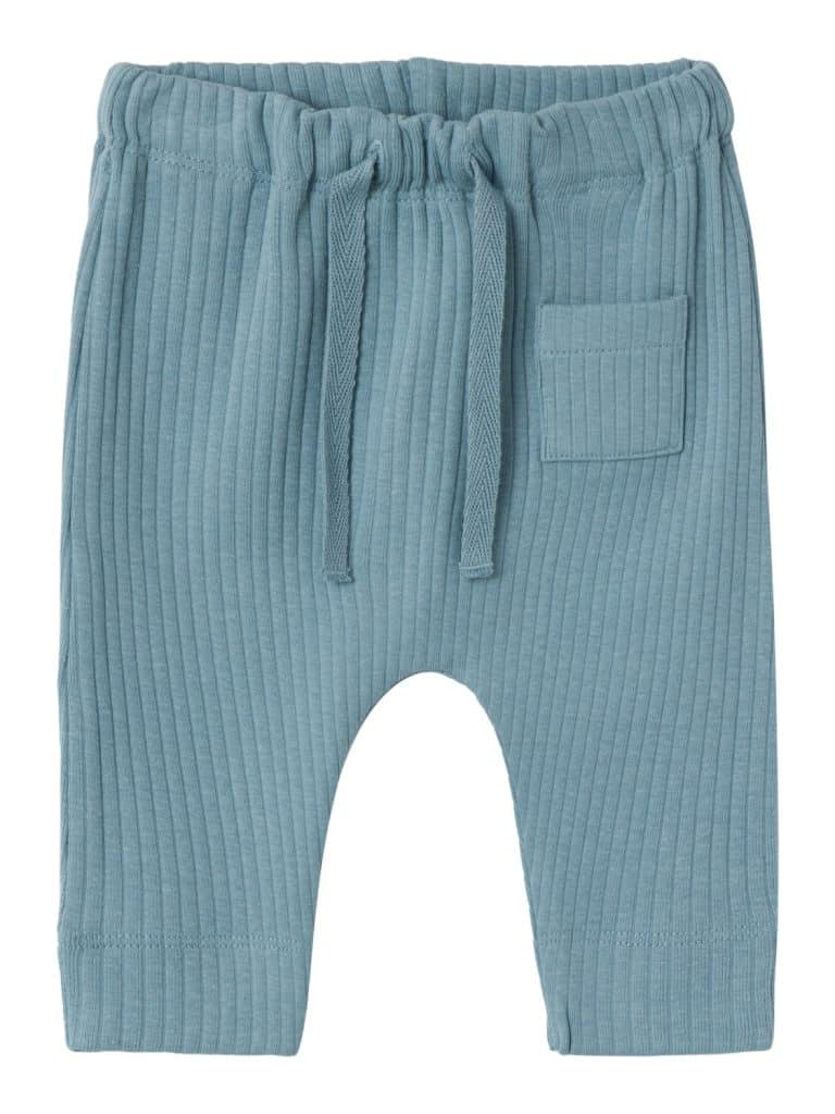 Le Pantalon Bébé Garçon Bleu Côtelé n'est pas simplement un vêtement, c'est une déclaration de style et de confort. Fabriqué avec 57% de coton biologique, ce pantalon témoigne de notre engagement envers la durabilité et le bien-être de votre bébé. La fixation par ficelle et la taille élastiquée rendent cet habit pratique pour les parents tout en offrant une tenue confortable pour les petits explorateurs.