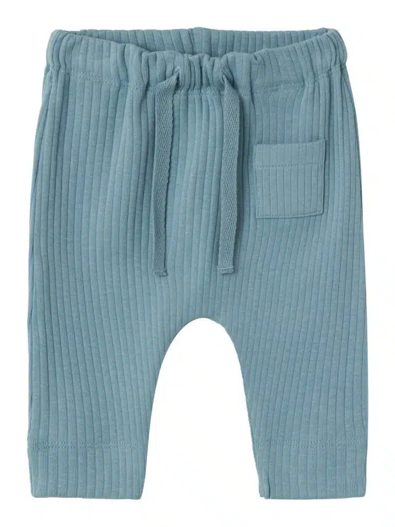 Le Pantalon Bébé Garçon Bleu Côtelé n'est pas simplement un vêtement, c'est une déclaration de style et de confort. Fabriqué avec 57% de coton biologique, ce pantalon témoigne de notre engagement envers la durabilité et le bien-être de votre bébé. La fixation par ficelle et la taille élastiquée rendent cet habit pratique pour les parents tout en offrant une tenue confortable pour les petits explorateurs.