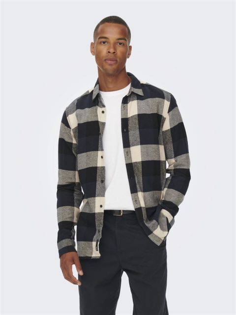 Découvrez notre chemise homme à carreaux bleus ONLY & Sons chez Casual Senas. Fabriquée en coton doux et respirant, cette chemise est dotée d'un col, de manches longues et d'une fermeture par bouton. La coupe slim fit assure un look élégant et moderne. Commandez dès maintenant pour une livraison rapide. Conseils d'entretien et mode inclus. Venez découvrir notre boutique physique à proximité de Salon de Provence et Avignon.