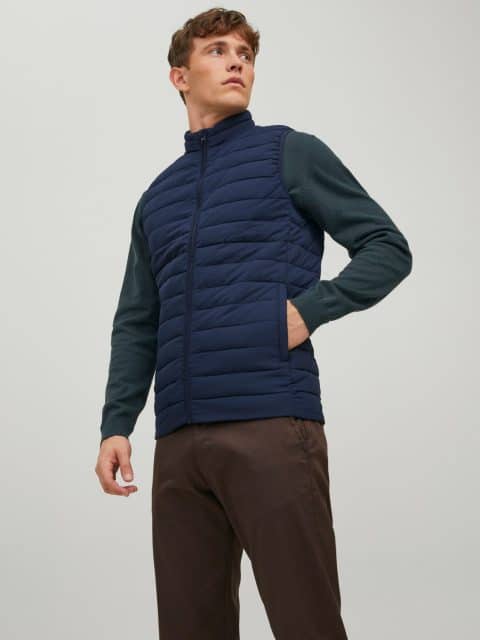 La doudoune bleue sans manches Jack and Jones pour homme est un vêtement décontracté et tendance pour un look casual. 
