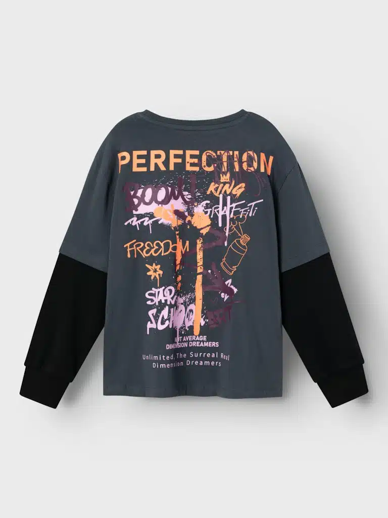 écouvrez le T-shirt Noir Manches Longues Garçon Graffiti de NAME IT, une expression artistique de la mode enfantine. Conçu avec du coton biologique 