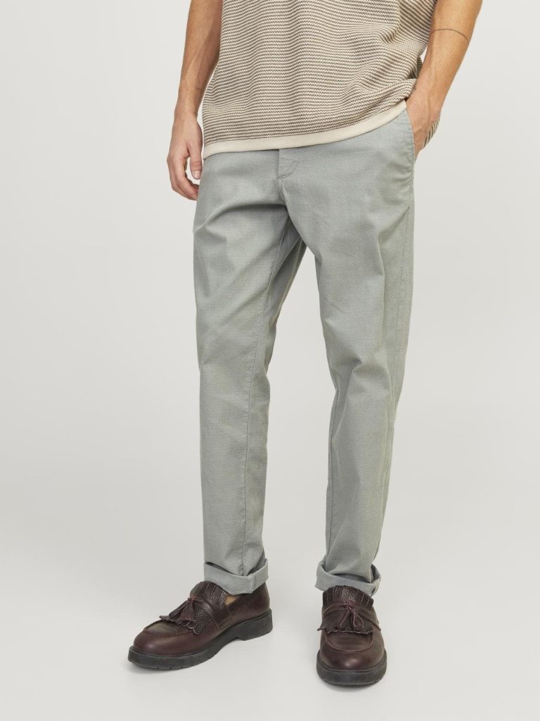 Le pantalon chino vert homme de Jack and Jones est bien plus qu'un simple vêtement : c'est une déclaration de style et d'engagement envers l'environnement. Avec ses caractéristiques distinctives, ce pantalon chino incarne l'élégance moderne et la responsabilité environnementale, offrant un choix de vêtement à la fois esthétique et éthique.