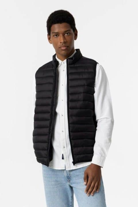 La Doudoune Légère Sans Manche pour Homme de Tiffosi est conçue pour vous garder au chaud sans sacrifier le style. Son col montant offre une protection supplémentaire contre les éléments, tandis que la fermeture zippée sur le devant permet un enfilage facile.