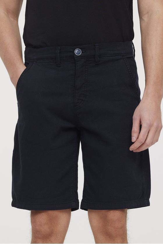 Découvrez le short homme chino noir de Lee Cooper, le choix idéal pour un style décontracté et sophistiqué pendant les mois d'été. Avec sa coupe ajustée et ses détails soignés, ce short vous assure confort et élégance où que vous alliez.