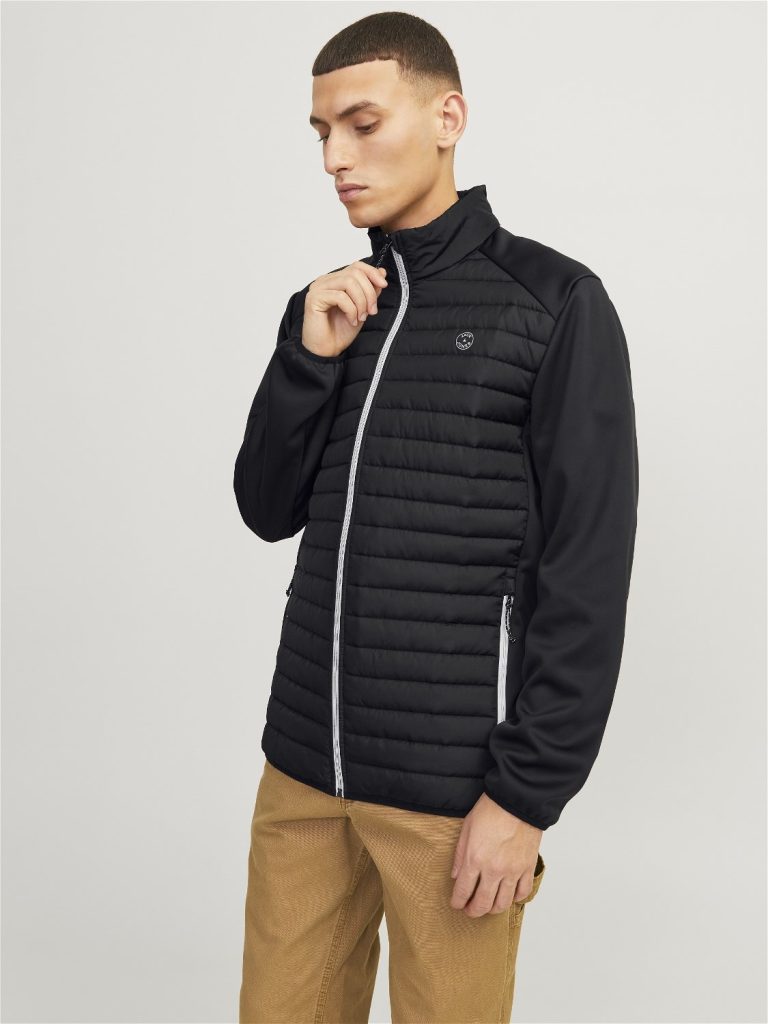 La Doudoune Bi-Matières Noire Homme de Jack and Jones allie style et fonctionnalité pour vous offrir une protection optimale contre les rigueurs de l'hiver. Dotée d'un tissu principal en polyester recyclé, cette veste témoigne de l'engagement de Jack and Jones envers la durabilité et l'innovation. 