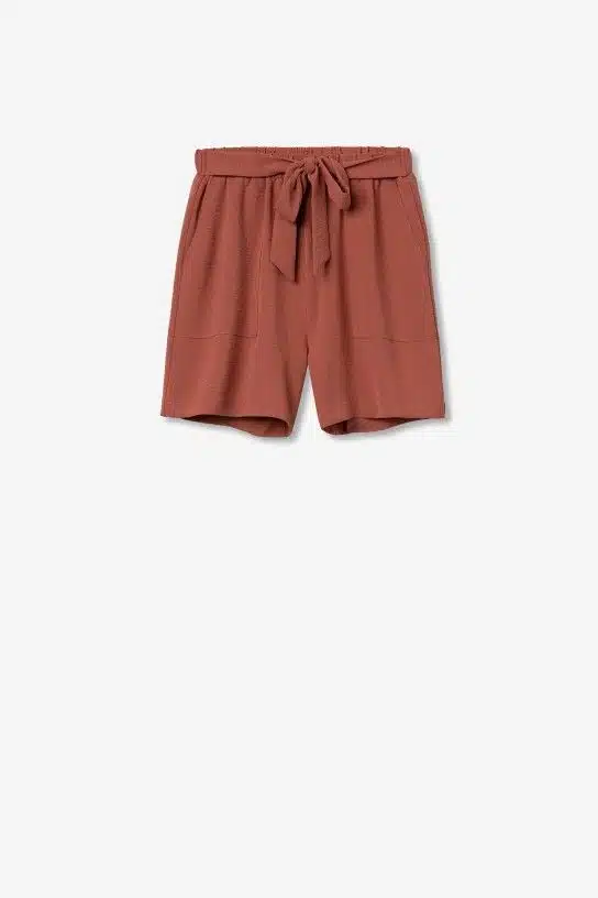 Le Short Orange Fluide Femme de la collection TIFFOSI est l'incarnation même de la mode estivale. Voici pourquoi ce short mérite une place de choix dans votre garde-robe estivale :