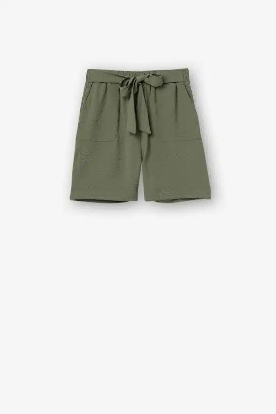 Ce Short Kaki Fluide Femme TIFFOSI est conçu pour offrir le parfait équilibre entre style et confort. Sa coupe droite et sa ceinture élastique assurent un ajustement optimal pour toutes les morphologies, offrant ainsi une liberté de mouvement sans compromis sur l'élégance.