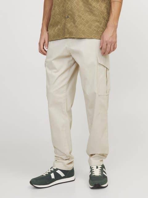Pantalon cargo large beige pour homme Jack & Jones modèle JPSTACE, taille élastiquée et poches latérales, collection printemps été 2026 boutique Casual Sénas.