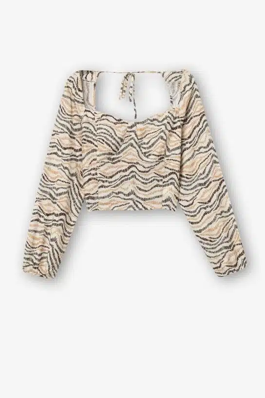 Plongez dans l'univers de l'élégance décontractée avec notre Crop Top Beige à Motif Manches Longues, une pièce phare de la Collection Tiffosi Femme, conçue pour sublimer votre style au quotidien.