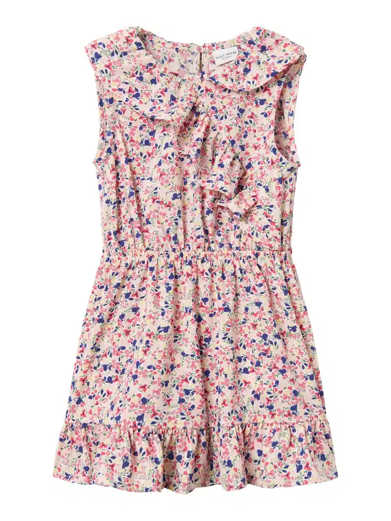 La robe rose à motif fleuri incarne la fraîcheur et l'élégance du printemps. Fabriquée avec du polyester recyclé, cette robe témoigne de l'engagement de Name It envers la durabilité et la réduction des déchets. Ses volants délicats et sa taille élastiquée ajoutent une touche de charme et de confort à l'ensemble. Le tissu tissé présente un motif croisé distinct et une texture légère, offrant à votre fille un look épuré et classique. Parfaitement adaptée pour les journées ensoleillées ou les occasions spéciales, cette robe lui permettra de rayonner où qu'elle aille.