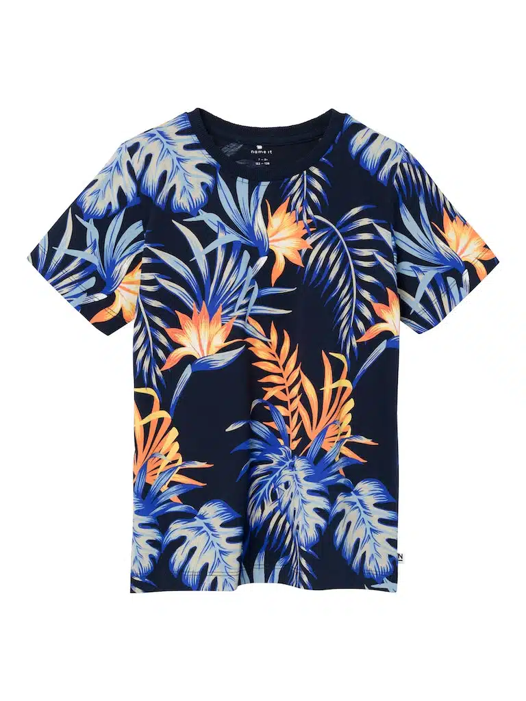 Le t-shirt bleu marine imprimé feuilles tropicales incarne parfaitement l'esprit de Name It. Confectionné avec du coton biologique, ce t-shirt offre non seulement un confort exceptionnel, mais témoigne également de l'engagement de la marque envers la durabilité et la transparence. Sa coupe régulière et son encolure ronde en font un choix idéal pour les journées actives de votre garçon.