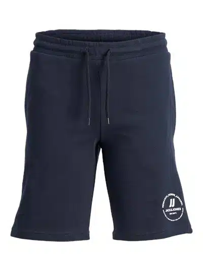 Le Short Jogger Bleu pour Garçon de Jack & Jones incarne le style et le confort. Doté d'une coupe slim avec taille basse, genoux ajustés et poignets serrés, ce short offre une allure moderne et décontractée. Fabriqué à partir de 100% de coton, il garantit une sensation de douceur et de confort tout au long de la journée.