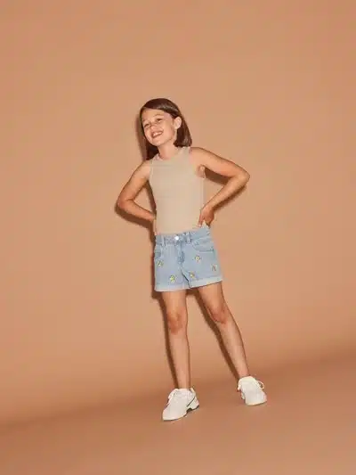 Le débardeur fille de 7 - 14 ans côtelé beige de NAME IT est un incontournable de la garde-robe estivale de votre enfant. Confectionné avec 57% de coton biologique, ce débardeur offre non seulement un confort exceptionnel, mais aussi une conscience écologique.