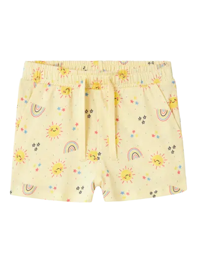 Préparez votre enfant pour l'été avec style grâce au short en coton motif soleil jaune de NAME IT. Ce short lumineux est idéal pour les journées ensoleillées et les escapades estivales. Short Coton Motif Soleil Jaune Fille NAME IT : Un Rayon de Soleil dans la Garde-Robe de votre Enfant
