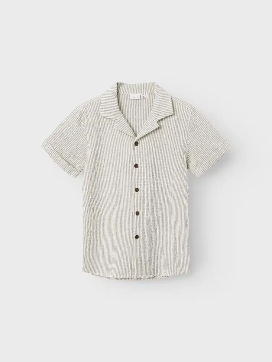 Chemise garçon rayée bleue et blanche, parfaite pour ajouter une touche de fraîcheur à sa garde-robe estivale