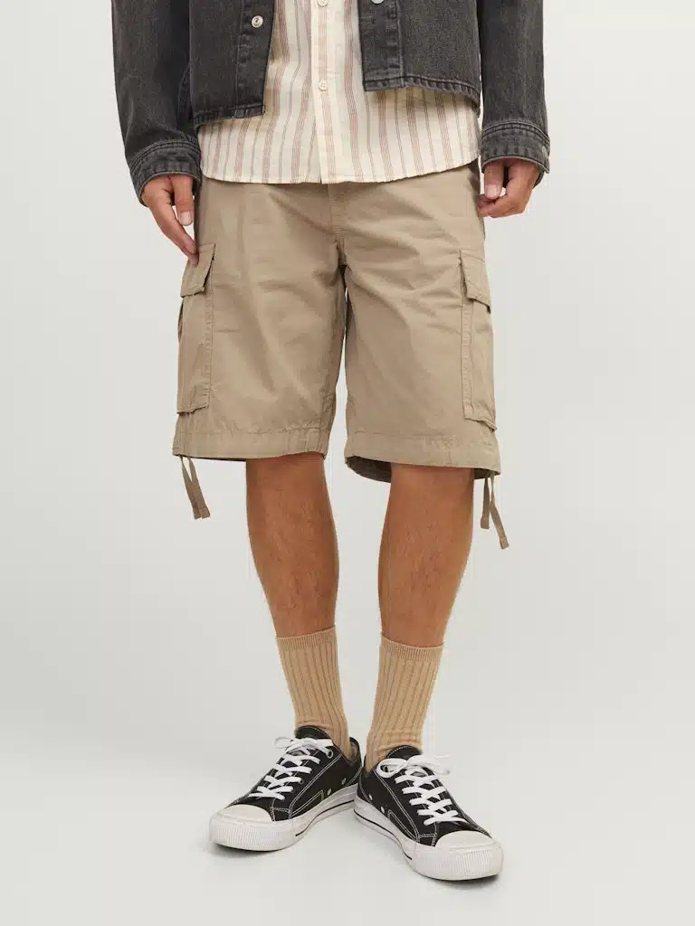 Short Cargo Beige pour Homme de la marque Jack and Jones. Inspiré des shorts utilitaires britanniques, ce short combine praticité et confort pour un look estival décontracté. Avec sa coupe ample et ses multiples poches, il est idéal pour une tenue polyvalente adaptée à toutes les occasions estivales. Principales caractéristiques : Matériau : 100% Coton pour un confort optimal Fermeture : Fermeture à crochet et à œillet avec zip pour une tenue sécurisée Coupe : Coupe ample pour une liberté de mouvement maximale Poches : Poches cargo, poches avant et poches arrière pour un rangement pratique