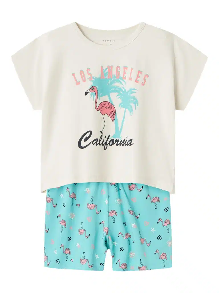 Le Pyjama Short Bleu Fille 6-14 Ans Flamant Rose de NAME IT transforme chaque nuit en une aventure confortable et stylée. Confectionné à partir de coton doux et élasthanne, ce pyjama offre une douceur inégalée et une grande élasticité pour permettre une liberté de mouvement maximale. Le motif flamant rose ajoute une touche ludique qui plaira à toutes les petites fashionistas.