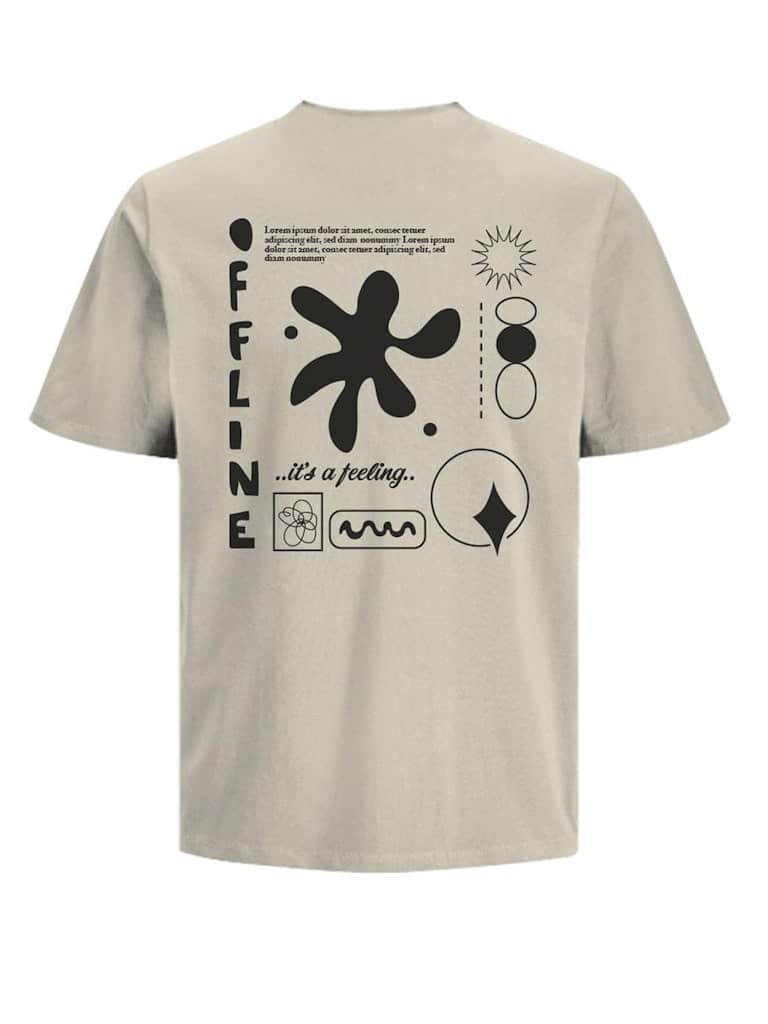 T-shirt beige à manches courtes avec logo Jack & Jones imprimé au dos, porté par un homme dans un cadre urbain, mettant en valeur la coupe standard et le style décontracté du vêtement.