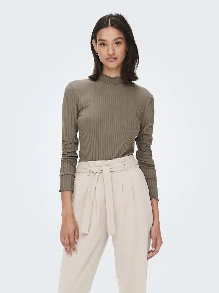 T-shirt manches longues marron pour femme en viscose, offrant confort et style à petit prix. Parfait pour l'automne-hiver, disponible chez CASUAL SENAS.
