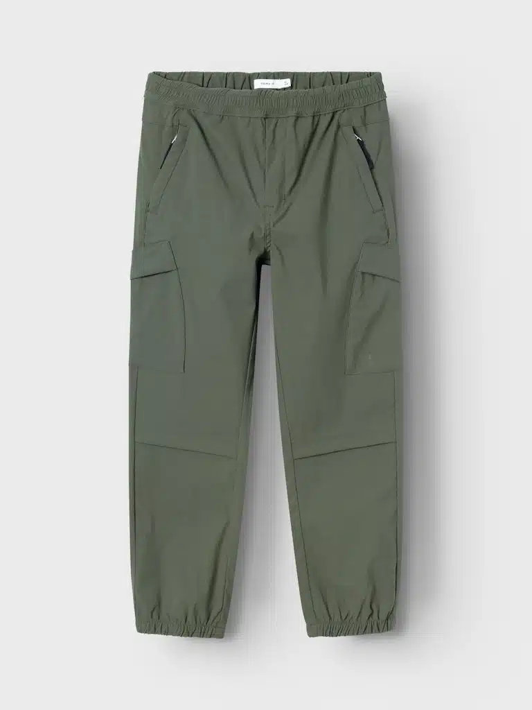 Pantalon cargo vert pour garçon de Name It, coupe droite avec poches latérales et élastique à la taille.