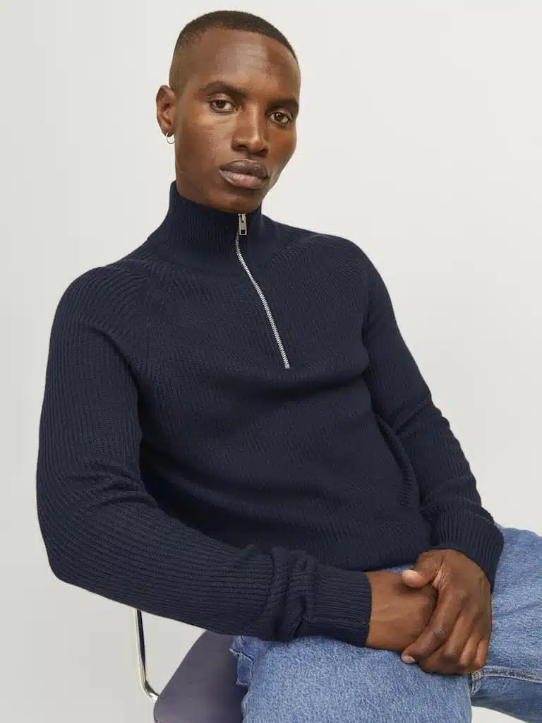 Pull Bleu Col Camionneur Jack & Jones : L'Élégance Hivernale au Masculin – Image 3