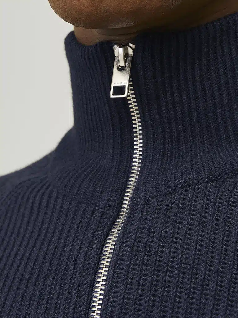 Pull Bleu Col Camionneur Jack & Jones : L'Élégance Hivernale au Masculin – Image 4