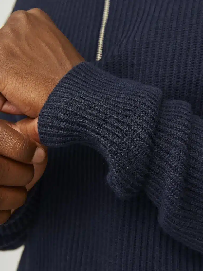 Pull Bleu Col Camionneur Jack & Jones : L'Élégance Hivernale au Masculin – Image 5
