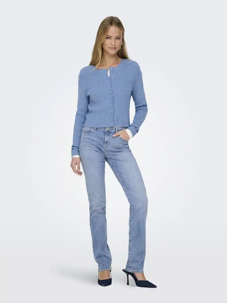 capsule mode printemps 2025 pantalon femme livraison mont de marsan dans les landesJean bleu clair ONLY coupe slim, taille moyenne, du XS au L. vêtements pour femme livrés Mont-de-Marsan dans les landes