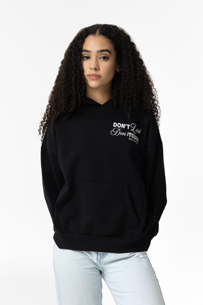 Sweat à capuche noir logo poitrine streetwear TIFFOSI ado fille, coupe oversize, poche kangourou, manches et ceinture élastiques