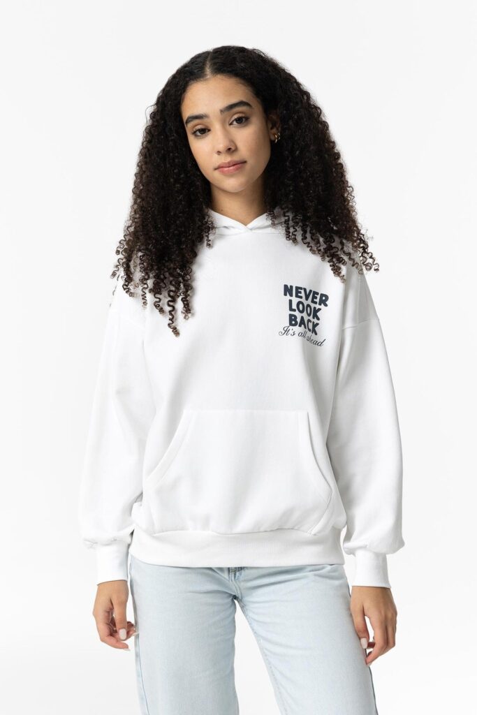 Sweat à capuche blanc logo poitrine streetwear TIFFOSI ado fille, coupe ample, poche kangourou, ceinture et poignets élastiques