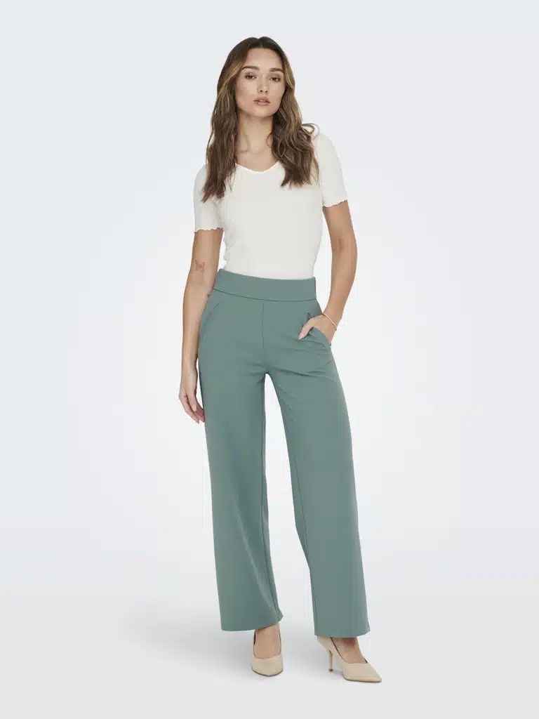 T-shirt blanc côtelé manches courtes col V JDY pour femme, style élégant et confortable"