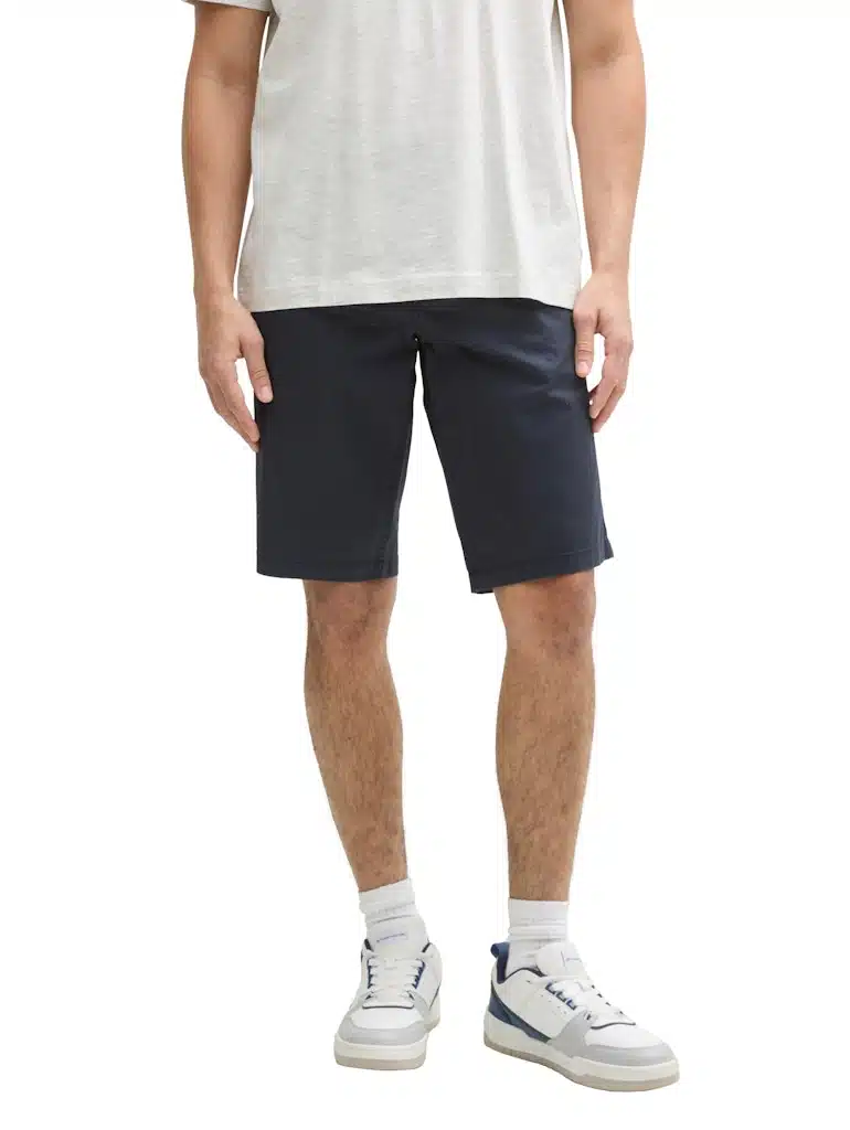 Short chino slim bleu marine pour homme, motif triangle, coupe ajustée, poches multiples, fermeture bouton et zip.