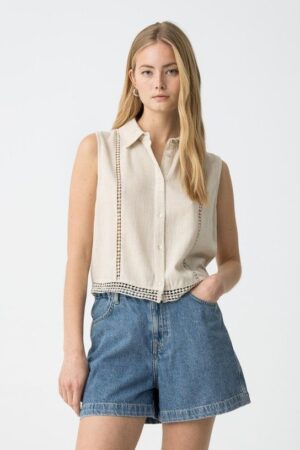 Chemise beige sans manches TIFFOSI femme, fluide et confortable avec col revers, détails ajourés et fermeture par boutons, disponible du S au L.