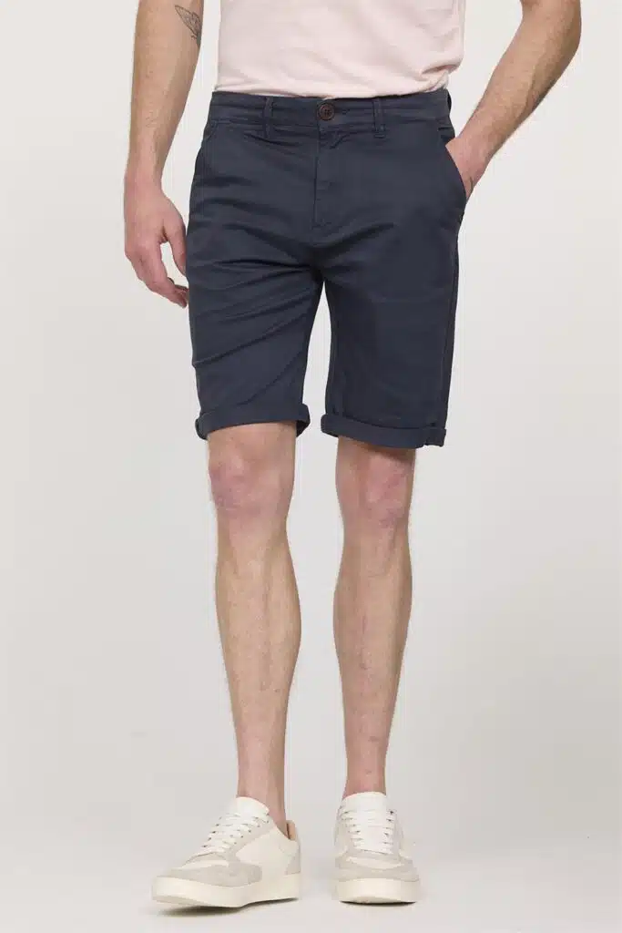 Short chino bleu marine Lee Cooper NARO pour homme, coupe ajustée, poches italiennes, revers bas de jambe, du 30 au 36, livraison rapide partout en France par La Poste en Colissimo. paris lyon marseille nanates toulouse bordeaux