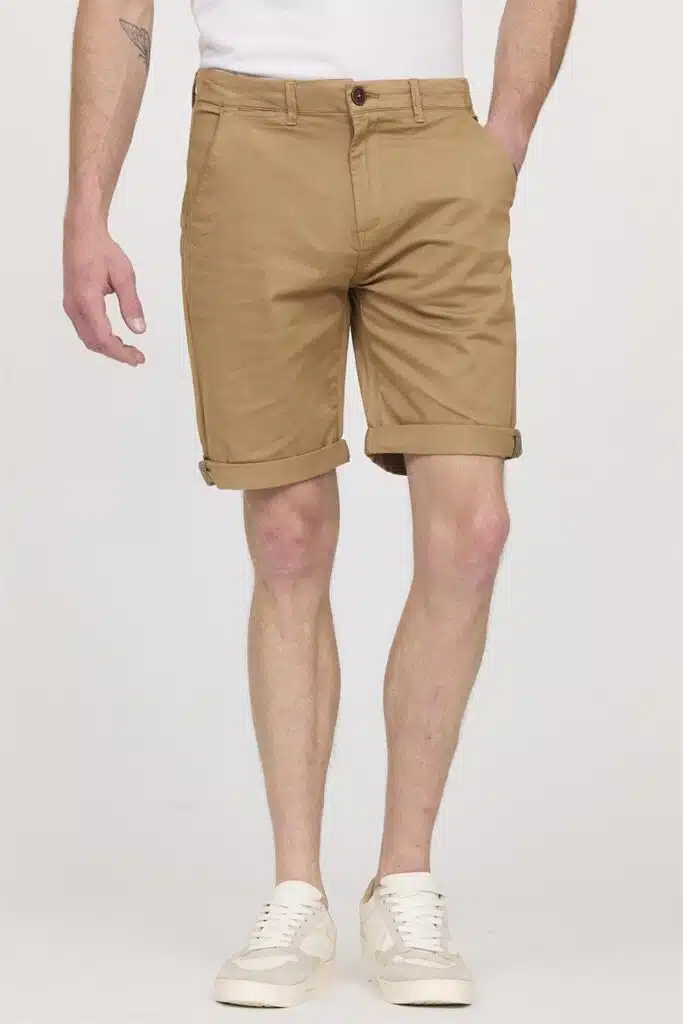 Short chino beige Lee Cooper pour homme, coupe ajustée, poches italiennes, revers bas de jambe, du 30 au 36, livraison rapide en France par Colissimo, Click & Collect à Sénas proche Salon-de-Provence, Avignon, Aix-en-Provence.