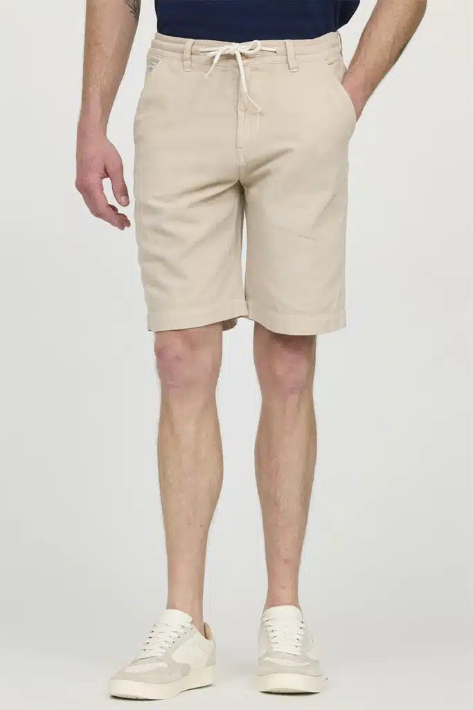 Short élastique beige Lee Cooper pour homme, coupe regular avec cordon de serrage, disponible du 30 au 36, livraison rapide en France par Colissimo, Click & Collect à Sénas proche Salon-de-Provence, Avignon, Aix-en-Provence, Cavaillon et Saint-Rémy-de-Provence.