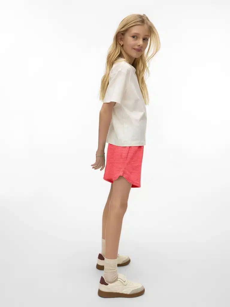 Short en coton élastique corail pour fille, taille élastiquée, coupe regular fit, du 10 au 14 ans, VERO MODA, disponible chez Casual Senas avec livraison rapide et Click & Collect à Sénas, proche Salon-de-Provence, Avignon, Aix-en-Provence, Cavaillon et Saint-Rémy-de-Provence.