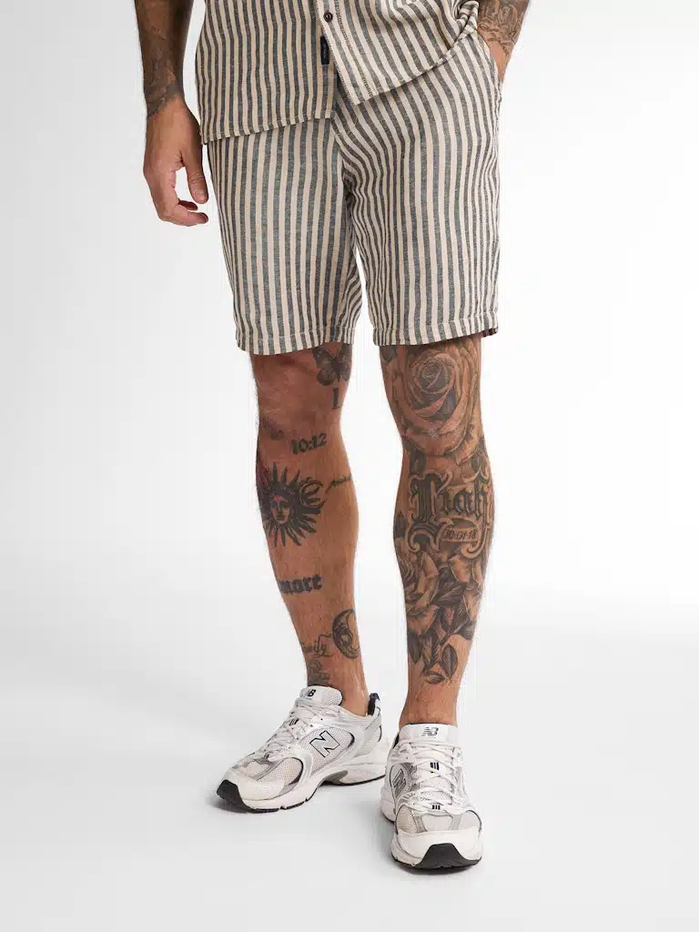 Short chino en lin rayé beige et bleu Petrol Industries homme, coupe chino, nouvelle collection printemps été 2025, du S au XXL, disponible chez Casual Senas avec livraison rapide partout en France, grandes villes comme Paris, Lyon, Marseille, Toulouse, Nantes, Bordeaux et dans tous les villages, Click & Collect à Sénas près de Salon-de-Provence, Avignon, Aix-en-Provence, Cavaillon et Saint-Rémy-de-Provence.