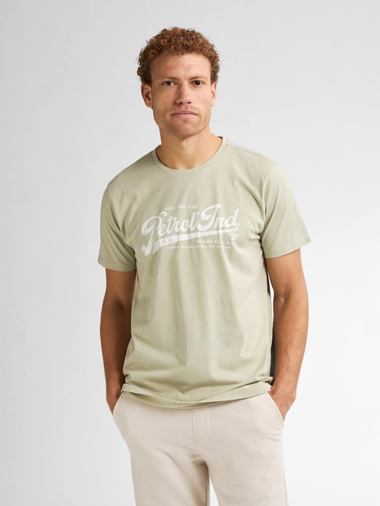 T-shirt manches courtes vert à logo Petrol Industries homme, coupe régulière, nouvelle collection printemps été 2025, du M au 3XL, disponible chez Casual Senas avec livraison rapide partout en France, grandes villes comme Paris, Lyon, Marseille, Toulouse, Nantes, Bordeaux et dans tous les villages, Click & Collect à Sénas près de Salon-de-Provence, Avignon, Aix-en-Provence, Cavaillon et Saint-Rémy-de-Provence.