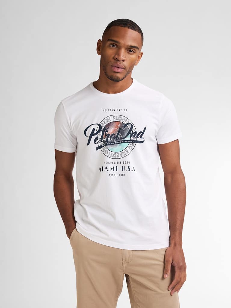 T-shirt manches courtes blanc à logo Petrol Industries homme, coupe régulière, nouvelle collection été 2025, du M au 3XL, disponible chez Casual Senas avec livraison rapide partout en France, grandes villes comme Paris, Lyon, Marseille, Toulouse, Nantes, Bordeaux et dans tous les villages, Click & Collect à Sénas près de Salon-de-Provence, Avignon, Aix-en-Provence, Cavaillon et Saint-Rémy-de-Provence.