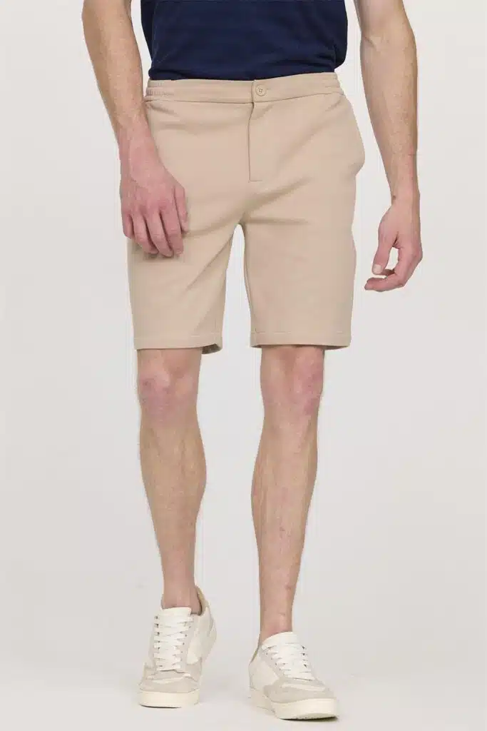Short chino beige confortable Lee Cooper homme, taille élastique ajustable, poches latérales et arrière, nouvelle collection printemps été 2025, disponible du S au 3XL, livraison rapide et Click & Collect à Sénas.