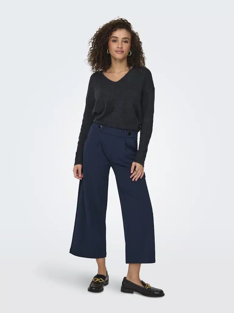 Pull bleu marine col V femme JDY ELANORA, essayage à Sénas près de Salon-de-Provence, Miramas, Avignon – Nouvelle collection Automne-Hiver 2025"