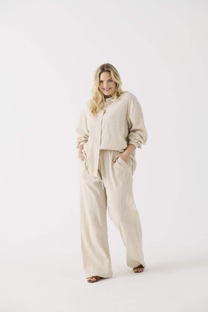 Le pantalon fluide beige grande taille ONLY CARMAKOMA incarne parfaitement le style élégant et confortable