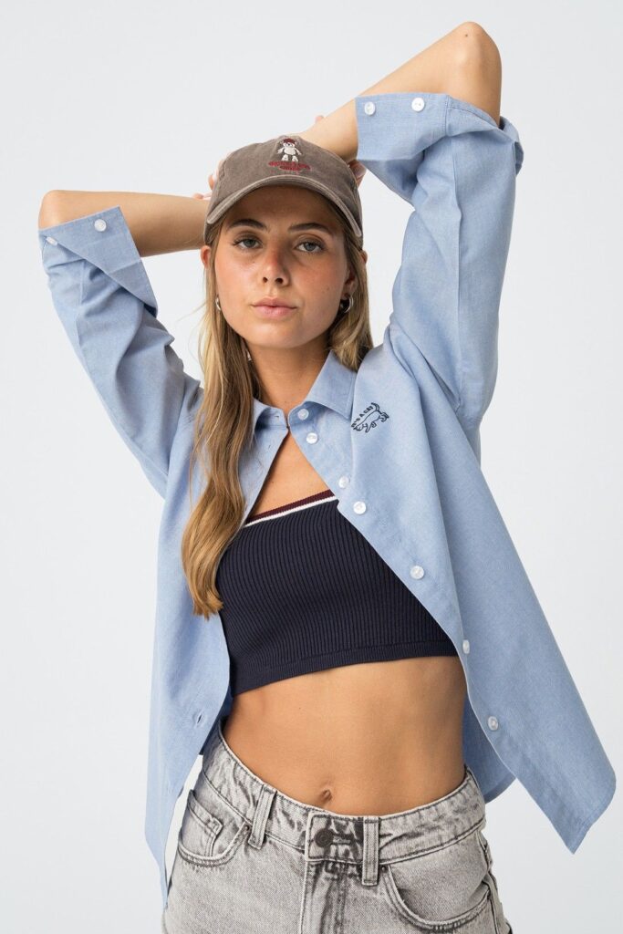 superposition croptop et débardeur sous une chemise ou une surchemise un look confortable pour les premier jours d'école en septembre 2025