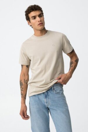 T-shirt manches courtes gris uni Tiffosi homme col rond avec petit logo poitrine - Automne Hiver 2025. Coupe classique confortable, 100% coton. Disponible du S au XXL chez Casual Senas. Livraison rapide et retours gratuits