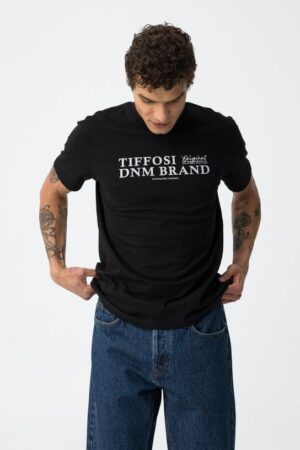 Tee-shirt noir manches courtes à col rond avec logo Brand Tiffosi pour homme - Automne Hiver 2025. Tissu doux et confortable 100% coton. Coupe classique. Disponible du S au XXL chez Casual Senas. Livraison rapide et retours gratuits