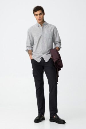 Pantalon bleu coupe droite Tiffosi homme avec 5 poches, tissu confortable extensible, fermeture à zip. 98% coton, 2% élasthanne. Disponible du W30 au W36. Livraison rapide chez Casual Senas