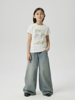 Jean bleu délavé Name It fille 6 à 12 ans, coupe patineuse large, taille moyenne avec liens ajustables, compostion 80% coton, 20% coton recyclé. Collection Automne/Hiver 2025