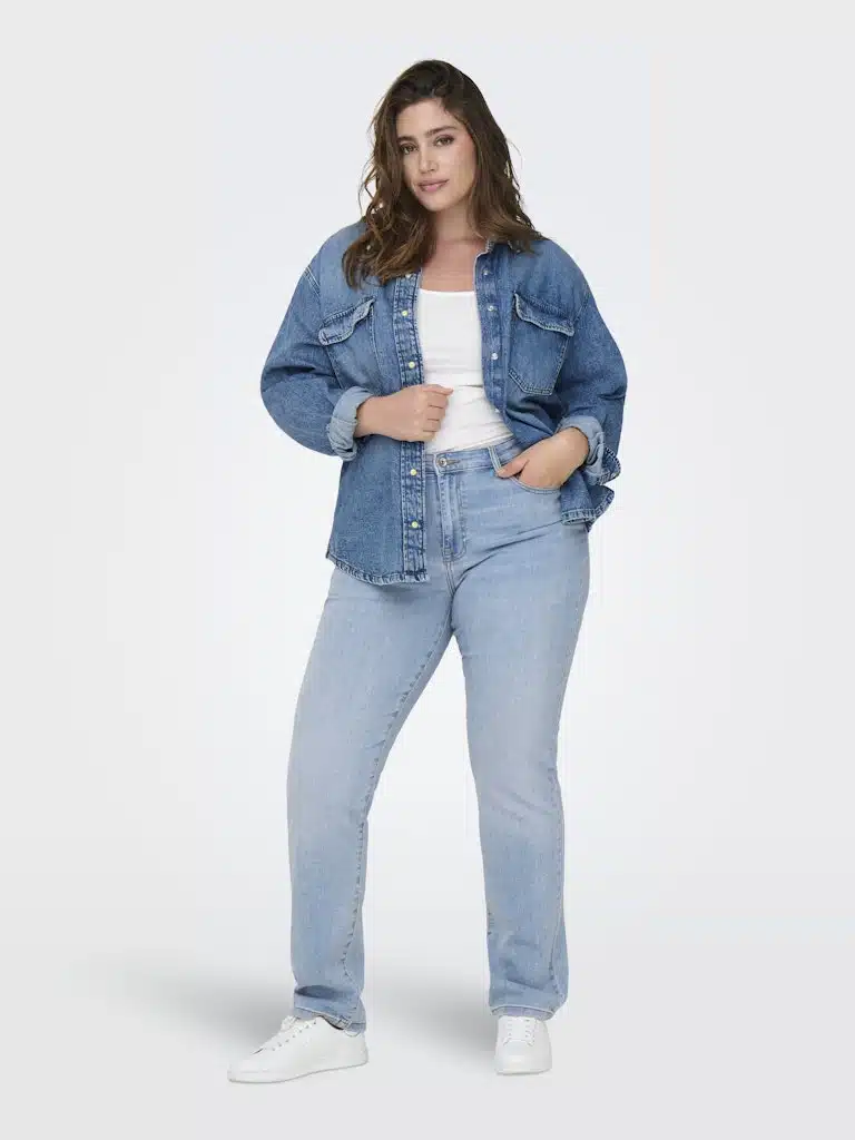 Jean bleu coupe slim ONLY CARMAKOMA grandes tailles du 42 au 48, tissu 95% coton, 3% polyester, 2% élasthanne. Coupe ajustée, taille moyenne, fermeture braguette et bouton. Collection Automne/Hiver 2025