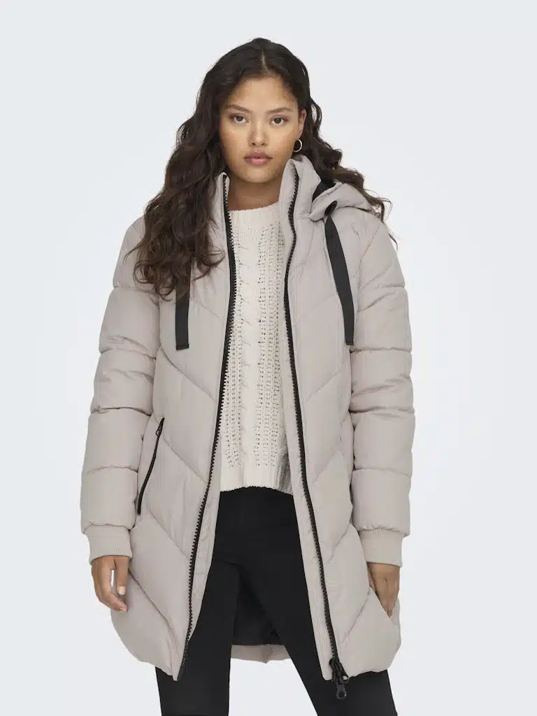 Veste parka matelassée beige JDY femme XS au XL, rembourrage synthétique haute qualité, capuche réglable, poches latérales, matière polyester recyclé. Collection Hiver 2025